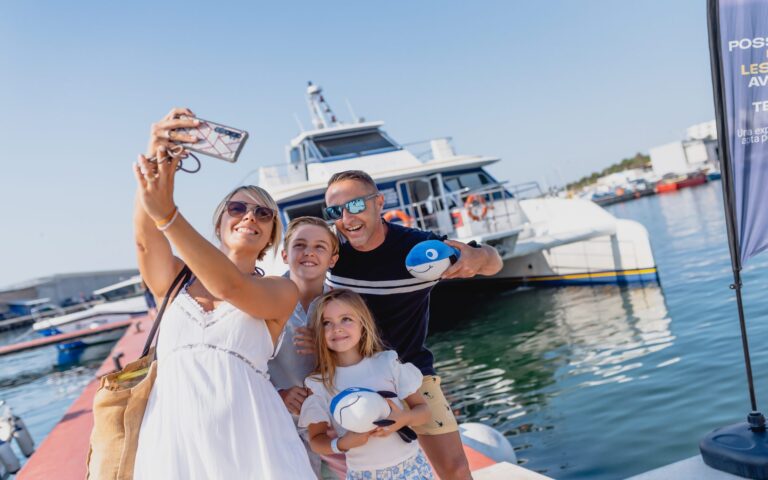 imagen-de-una-família-antes-de-subir-en-el-catamarán-del-tuna-tour-náutic-parc