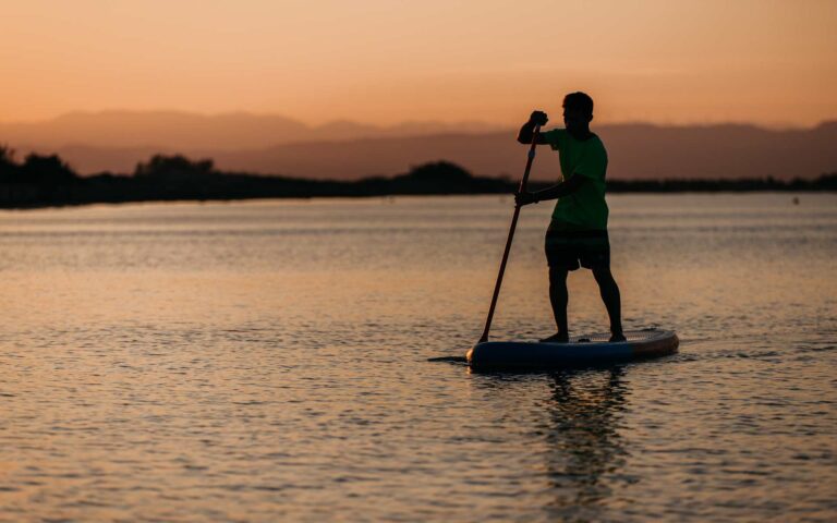 personas-en-la-salida-en-4x4y paddle-por-el-ebro-avistando-flora-y-fauna-ecositema-nautic-parc-atardecer-biodiversidad-bellez-del-delta-aventura