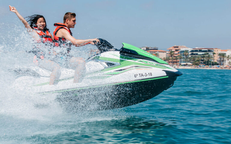 dos-personas-disfrutando-del-circuito-de-moto-nautica-en-salou-