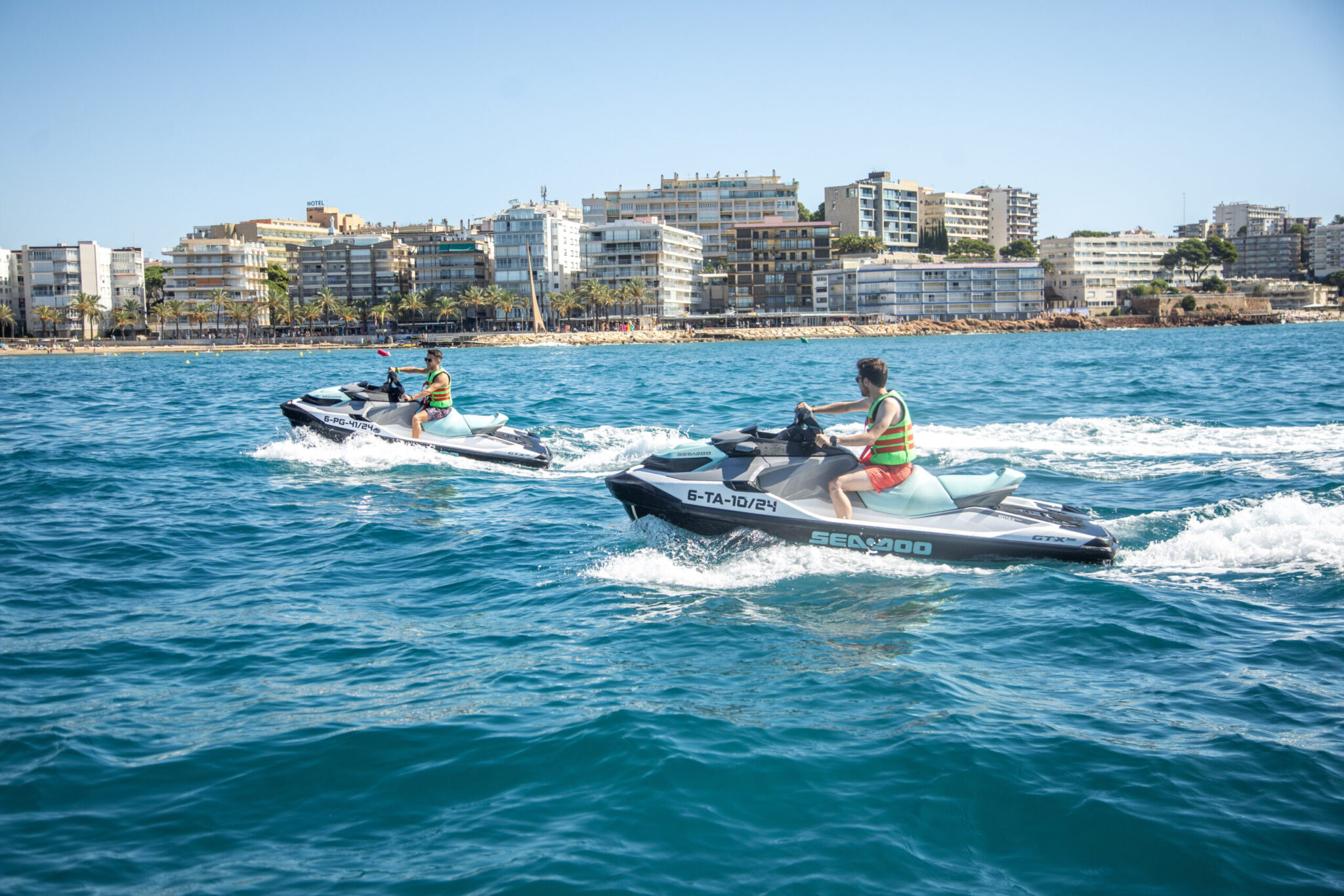 jet-ski-salou-motos-de- agua-una-persona-disfrutando-del-circuito-de-moto-nautica-en-salou-
