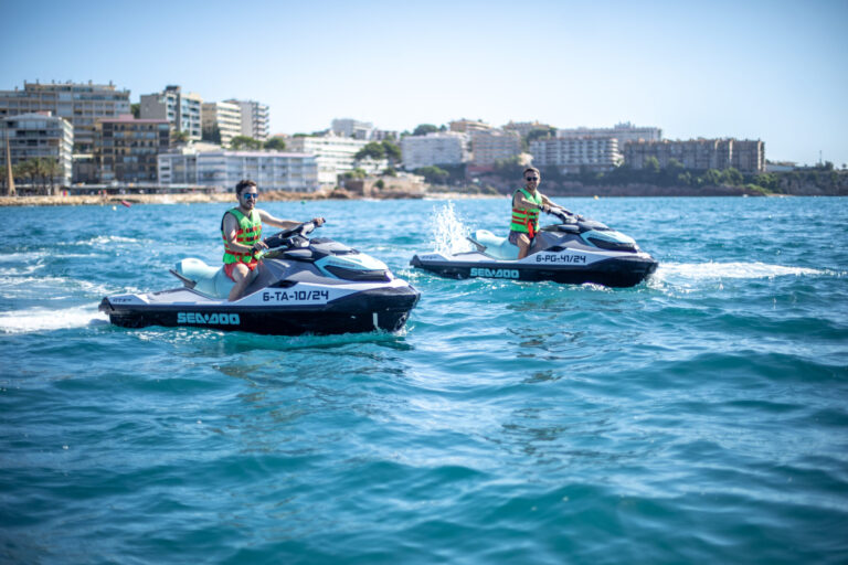 dos-personas-disfrutando-del-circuito-de-moto-nautica-en-salou-