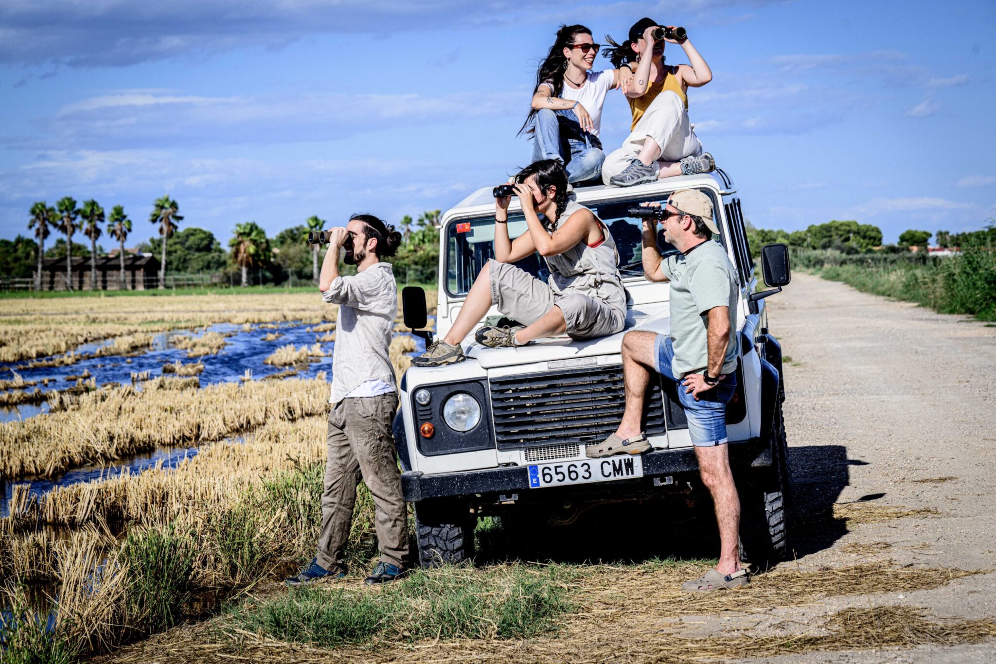 grupo de-personas-en-la-salida-en-4x4-por-el-ebro-avistando-flora-y-fauna-biodiversidad-ecosistema-nautic-parc-arrozales-explora-la-belleza-del-delta