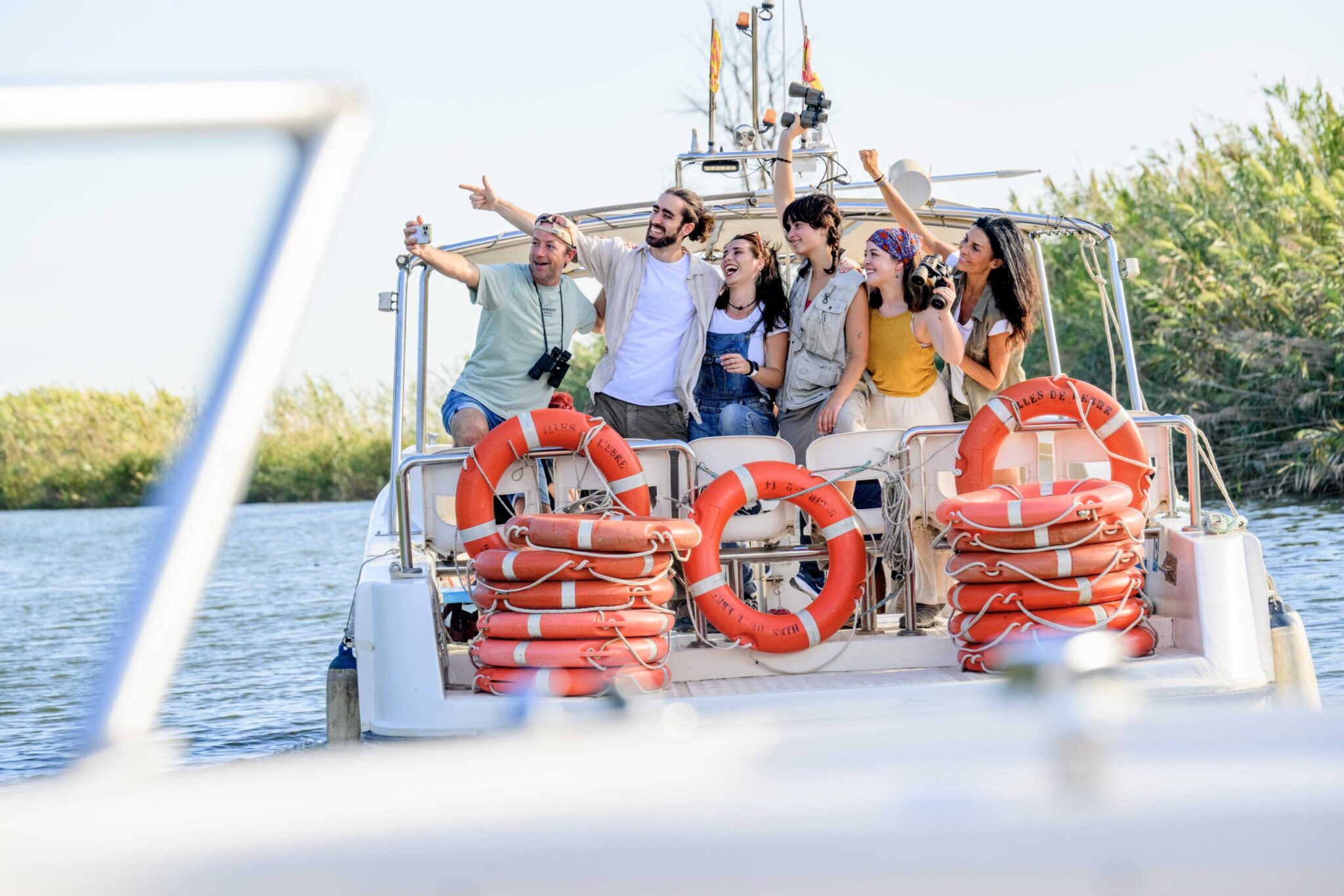 grupo de-personas-en-la-salida-en-barco-por-el-ebro-avistando-flora-y-fauna-nautic-parc.