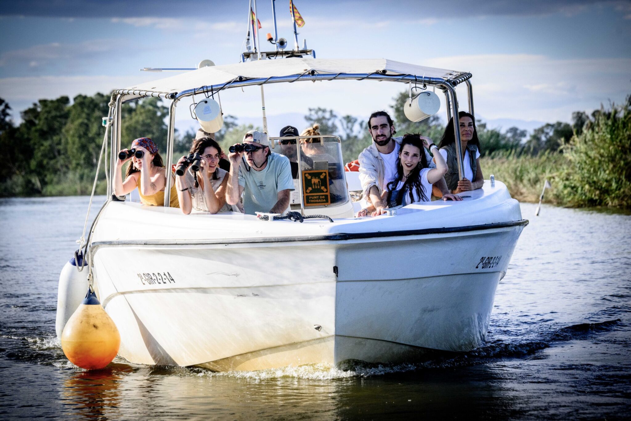 grupo de-personas-en-la-salida-en-barco-por-el-ebro-avistando-flora-y-fauna-nautic-parc-ecosistema-biodiversidad