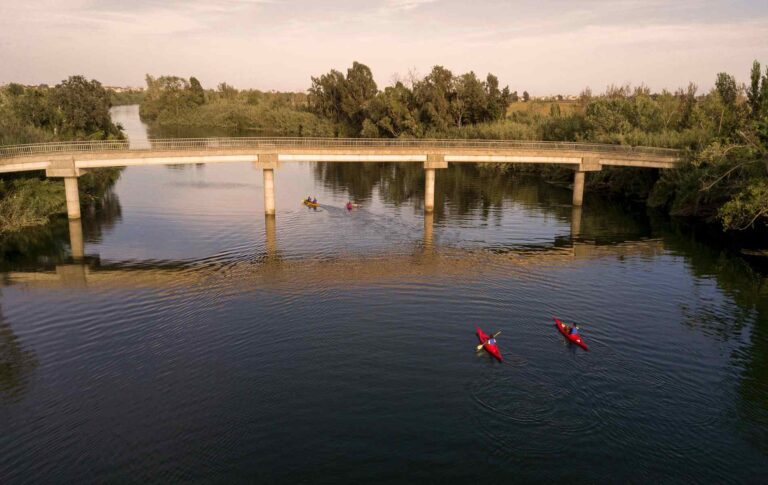 personas-en-la-salida-en-4x4y kayak-por-el-ebro-avistando-flora-y-fauna-ecositema-nautic-parc-atardecer-biodiversidad-bellez-del-delta-aventura