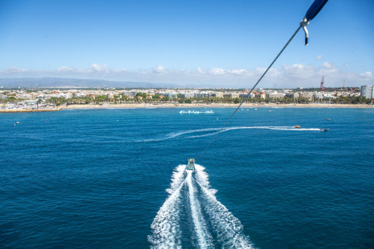 parasailing-salou.-beach-costadaurada-vuela-sobre-el-mar-mediterraneo-