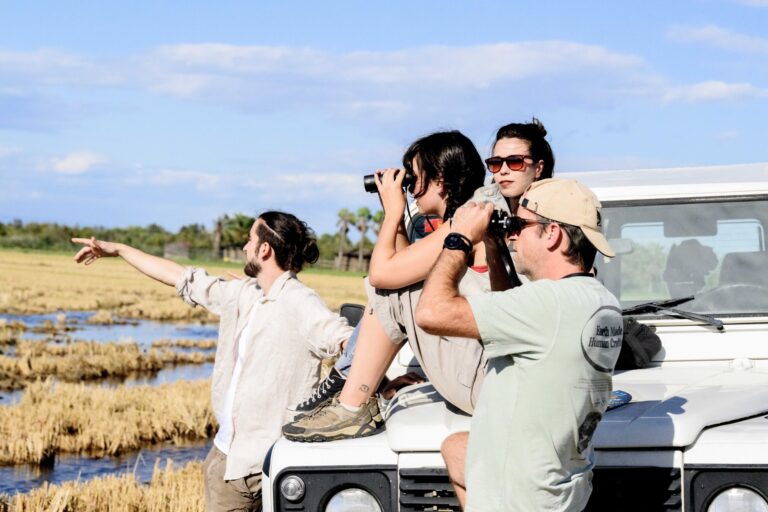 grupo de-personas-en-la-salida-en-4x4-por-el-ebro-avistando-flora-y-fauna-nautic-parc-biodiversidad-ecosistema-explora-la-belleza-del-delta