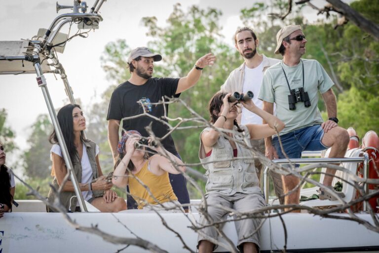grupo de-personas-en-la-salida-en-barco-por-el-ebro-avistando-flora-y-fauna-nautic-parc-con prismaticos