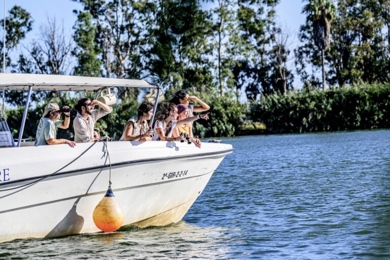 grupo de-personas-en-la-salida-en-barco-por-el-ebro-avistando-flora-y-fauna-nautic-parc-biodiversidad-ecosistema
