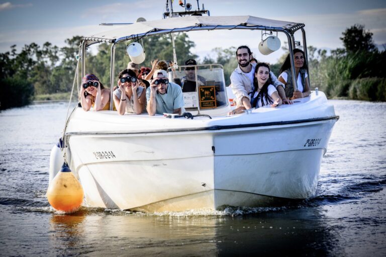 grupo de-personas-en-la-salida-en-barco-por-el-ebro-avistando-flora-y-fauna-nautic-parc-con prismaticos