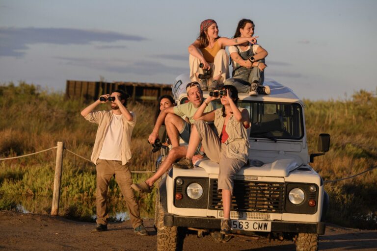 grupo de-personas-en-la-salida-en-4x4-por-el-ebro-avistando-flora-y-fauna-ecositema-nautic-parc-atardecer-biodiversidad-bellez-del-delta-aventura